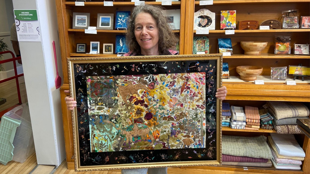 L'artiste-peintre Isabel Denommé avec sa peinture «Parc Jurassique».