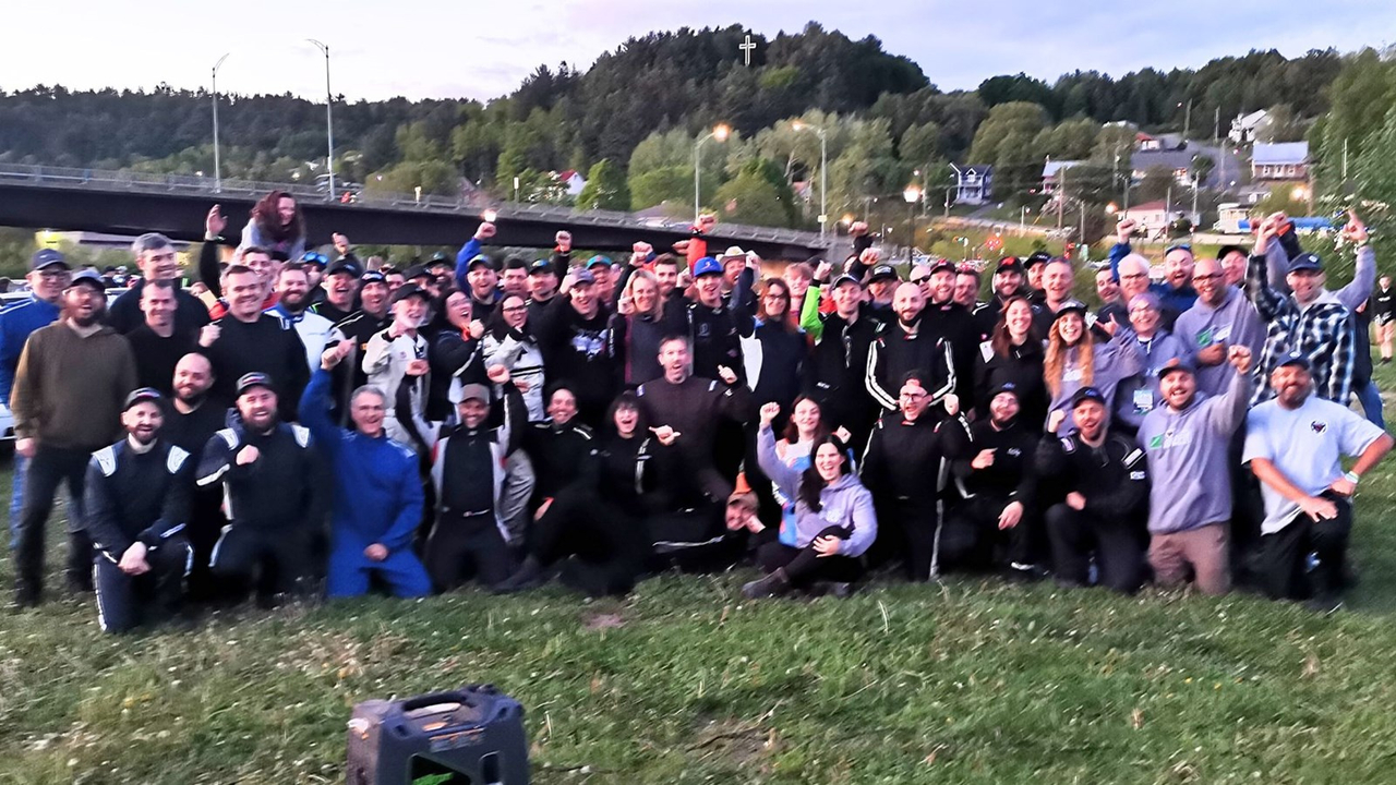 Toutes les équipes réunies la veille du rallye alors que s'est tenu le départ protocolaire au Parc de l'Île ronde de Beauceville.