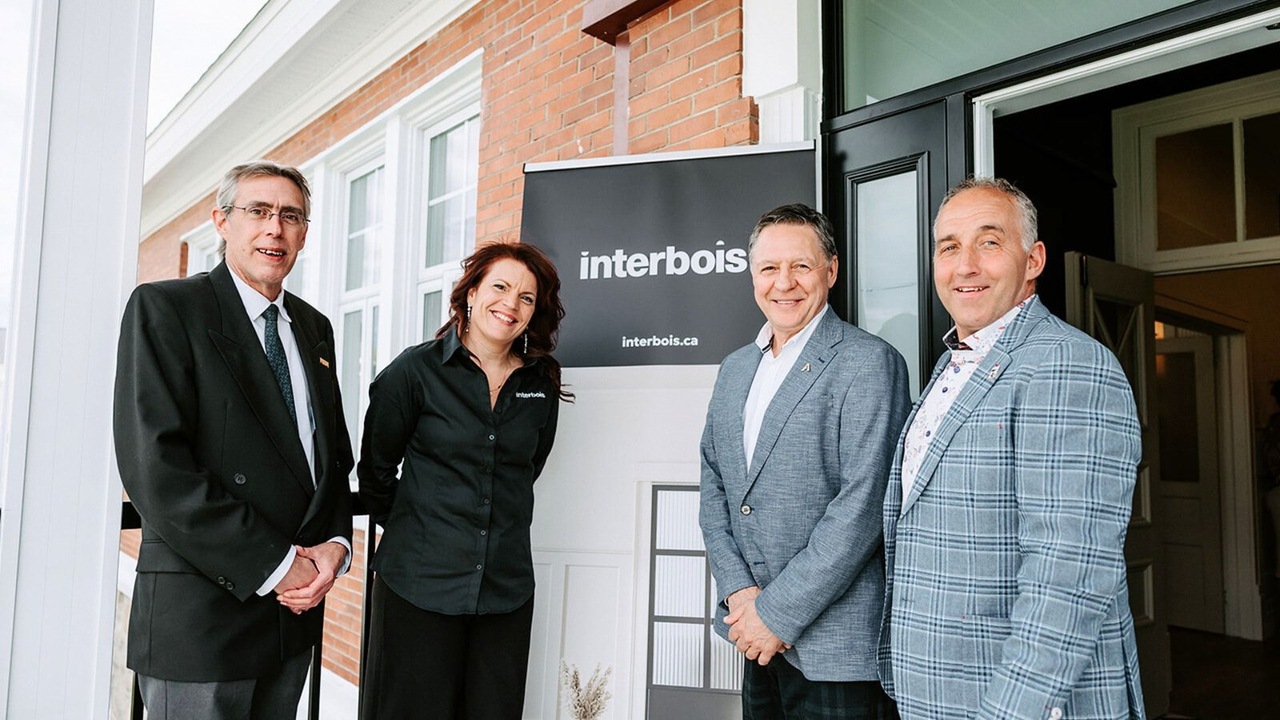 La présidente et cheffe de direction chez Interbois, Marie-Éve Drouin, lors de l'ouverture des nouveaux locaux, en compagnie de Stéphane Brown, représentant du député de Beauce-Nord, Daniel Chaîné, directeur général de Beauce-Centre Économique et Patrice Mathieu, maire de Saint-Odilon-de-Cranbourne.
