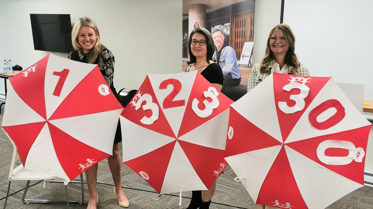 La présidente-directrice générale de Centraide Québec et Chaudière-Appalaches, Isabelle Genest, a dévoilé le montant en compagnie de la v-p affaires sociales de l'organisme, Cathy Desmarais, et la directrice générale du Bercail, Cathy Fecteau.