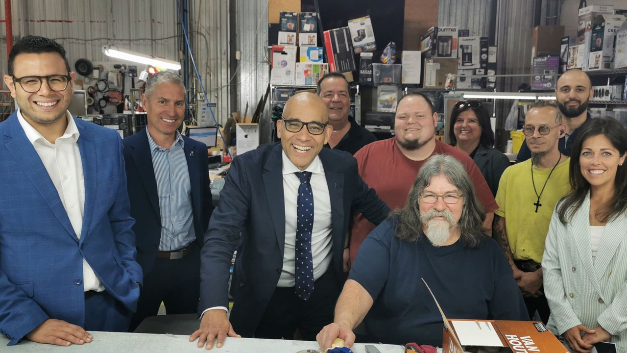 Le député de Beauce-Sud, Samuel Poulin, et le ministre délégué à l’Économie, Christopher Skeete, en compagnie de quelques employés du centre de distribution, durant la visite des installations.
