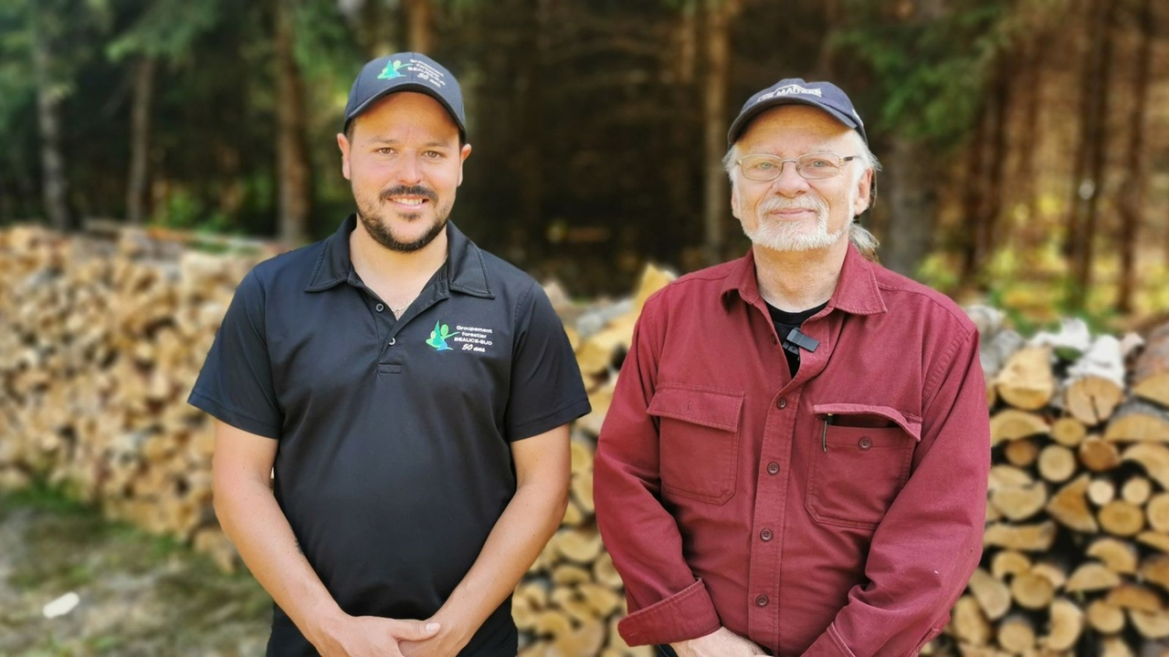 Yvan Bélanger, en compagnie du directeur général du Groupement forestier Beauce-Sud Inc, Samuel Poulin.