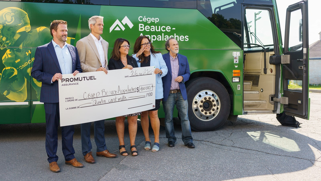 Jean-Philippe Vachon, Jules Génier, administrateur, Promutuel Assurance du St-Laurent aux Appalaches, Anne Vaillancourt, directrice générale, Promutuel Assurance du St-Laurent aux Appalaches, Caroline Bouchard, directrice générale, Cégep Beauce-Appalaches, M. Allen, président de la Fondation du Cégep Beauce-Appalaches