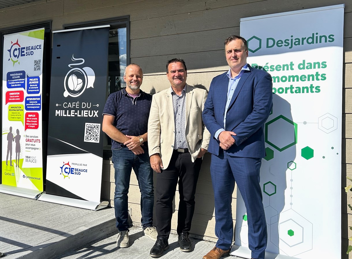 De gauche à droite, Martin Beaulieu, directeur général du CJE Beauce-Sud et du Café du Mille-Lieux, Donald Paquet, directeur général de la Caisse Desjardins du Sud de la Chaudière, et Nicolas Cantin, président du conseil d’administration du CJE Beauce-Sud.