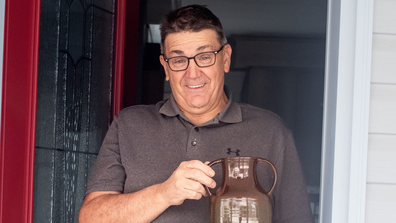 Le collectionneur de céramiques de Beauce, Paul Giguère, qui, après avoir prêté plusieurs de ses céramiques anciennes pour le tournage, est devenu le propriétaire de l'unique vase de céramique créé pour le film.