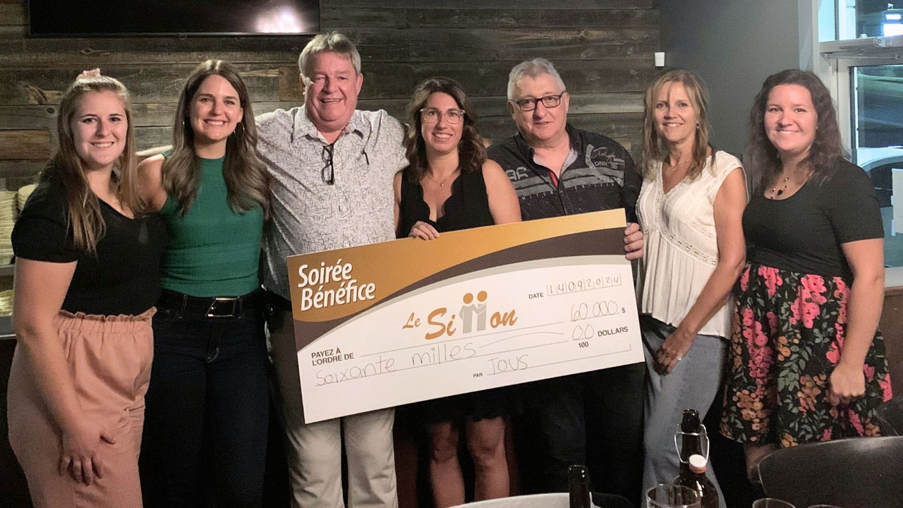 Les quatre intervenante du Sillon, Sabrina Lapointe, Valérie Poulin, Lucie Bégin et Lyna Fortin, encadrent les organisateurs de la soirée-bénéfice, Bernard Gilbert et Mario Roy, qui tiennent le chèque en compagnie de la directrice générale du Sillon, Catherine Cliche.