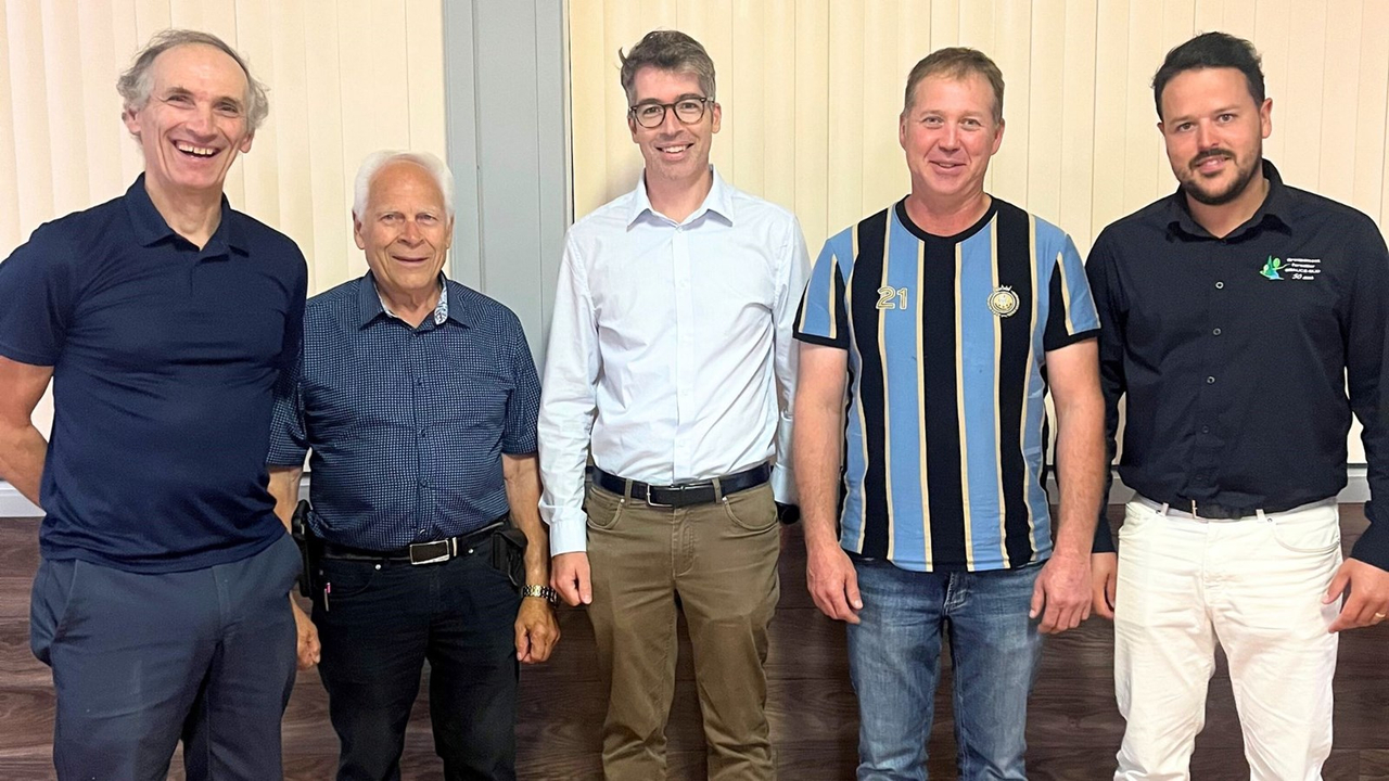 Au centre de la photo, on aperçoit le directeur général de Groupement forestier Québec, Vincent Garneau, qui était présent pour les assemblées de fusion du Groupement forestier Chaudière, représenté ici par son directeur général et son président, respectivement André Emery et Valère Bolduc, avec celui de Beauce-Sud, présidé par Éric Jolicoeur et dirigé par Samuel Poulin.