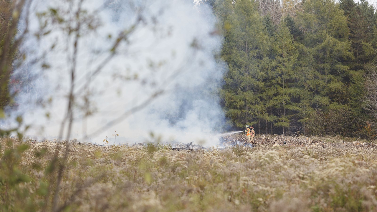 Tas de bois en feu à Saint-Georges: intervention maitrisée par les pompiers
