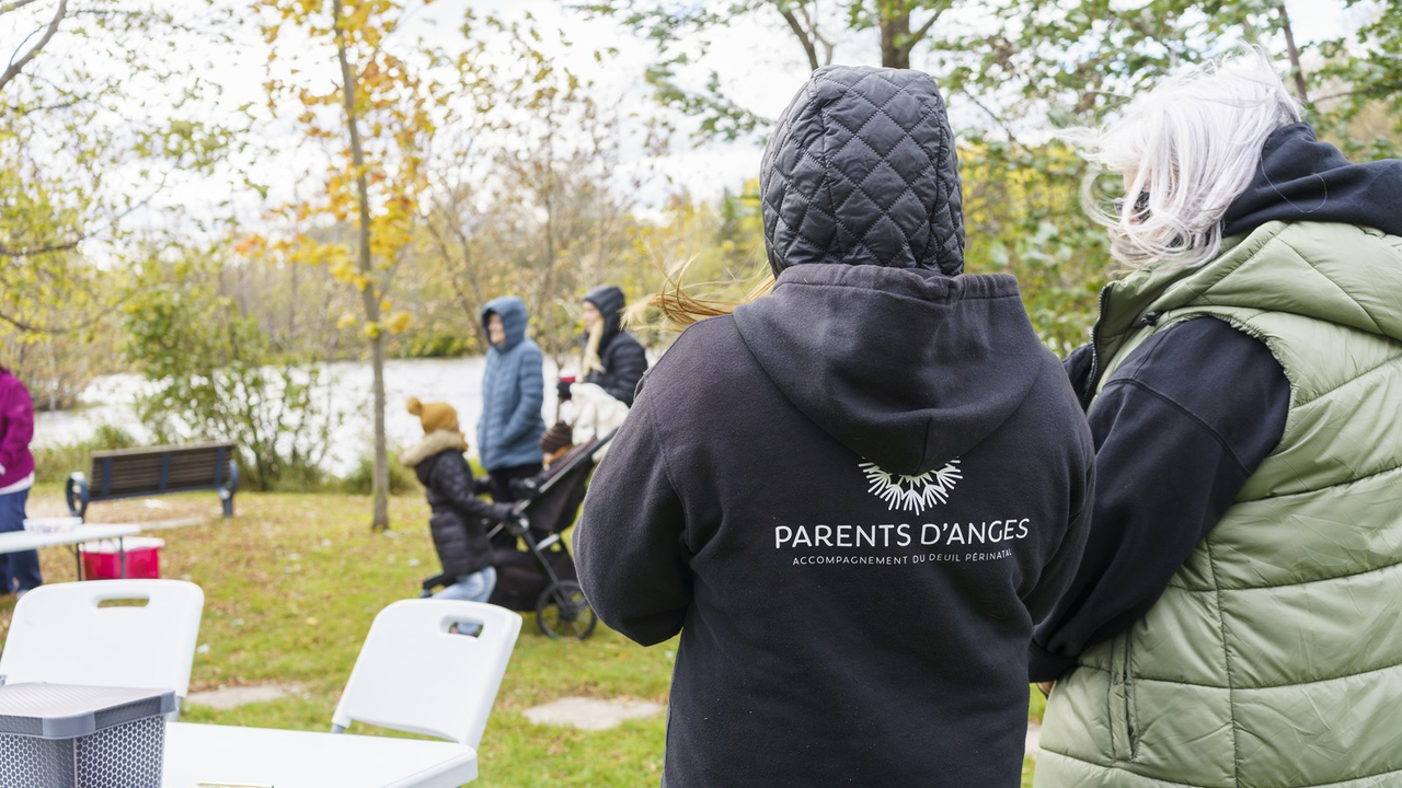 Se réunir pour honorer les petits anges