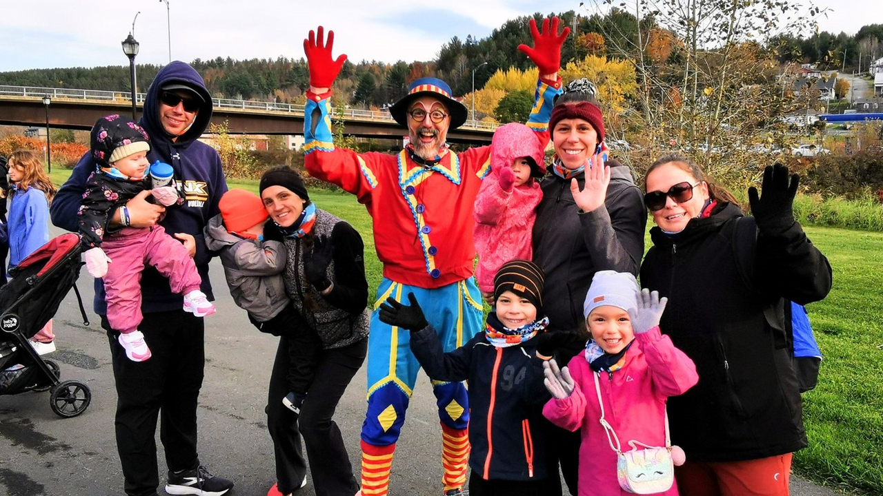 Les Fous du roi, des clowns venus expressément du Saguenay—Lac-Saint-Jean pour l'occasion, ont tenu des prestations de cirque tout au long du trajet.
