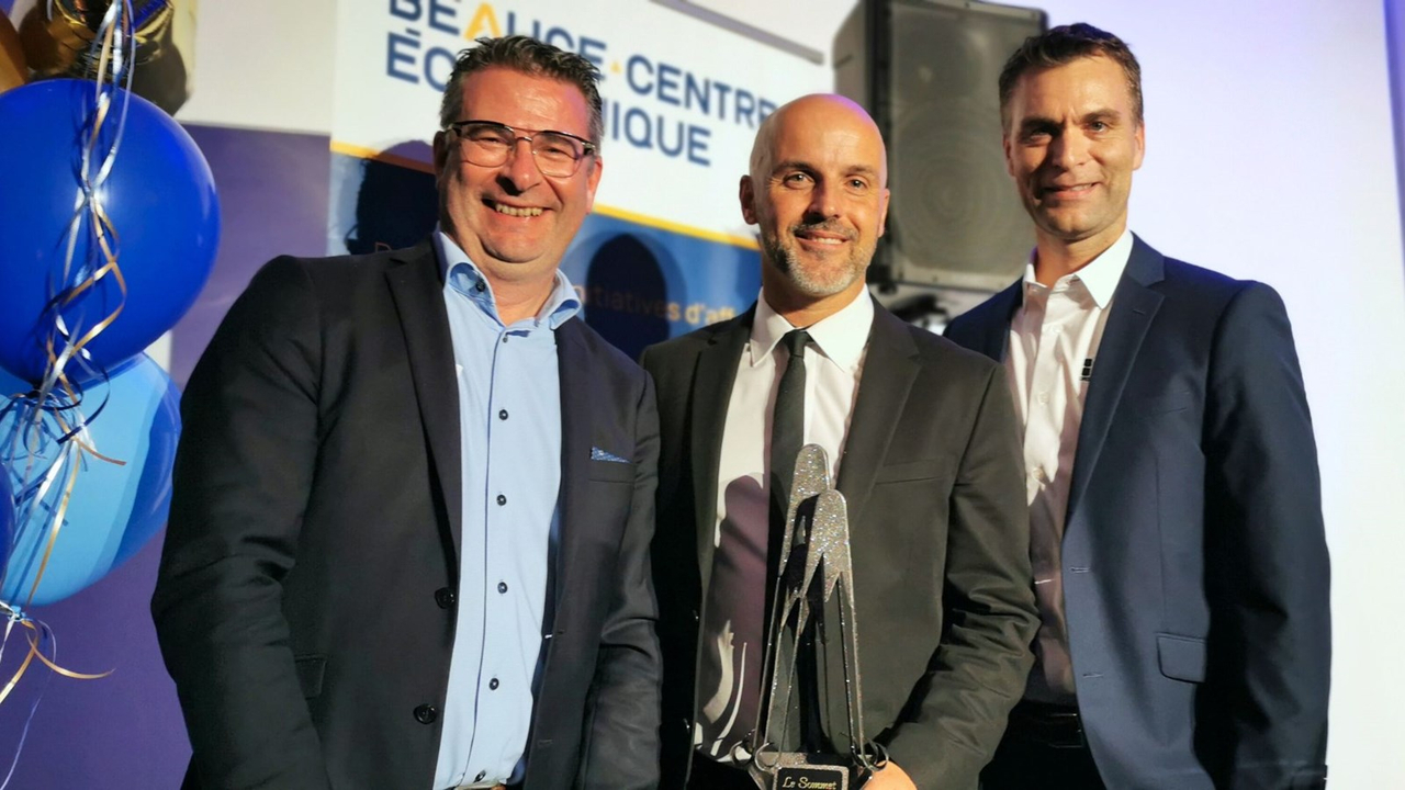 Le titre d'Entreprise de l’année revient à Groupe Camnor de Beauceville. Ce sont David Drouin et Jacques Labbé qui ont reçu le prix des mains d'André Bonneville de Blanchette, Vachon et Associés.