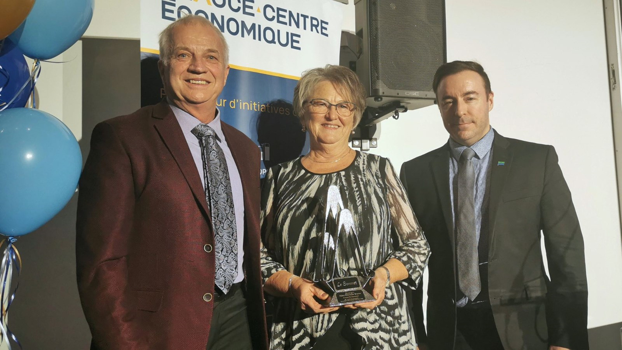 Le Sommet Enracinement a été décerné à Ghislaine Doyon, de Saint-Jules. C'est le préfet de la MRC Beauce-Centre, Jonathan V. Bolduc, et le maire de Saint-Jules, Sylvain Cloutier, qui lui ont remis le trophée.