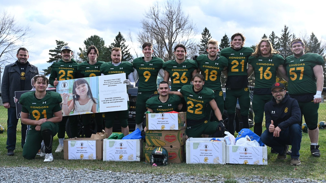 L’équipe a montré son engagement envers la communauté en amassant plusieurs boîtes de denrées non-périssables pour Moisson Beauce.