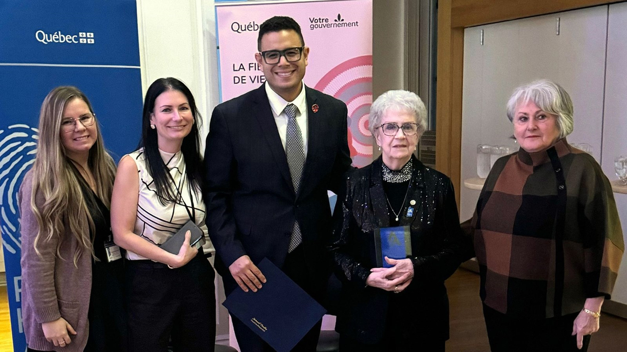 On aperçoit au centre de la photo Olivette Veilleux, récipiendaire du «Prix Hommage Aînés» pour la région de Chaudière-Appalaches, entourée, de gauche à droite, de Chloé Poulin et Peggy Poulin, de la résidence du Manoir du Quartier, Samuel Poulin, député de Beauce-Sud, et Nicole Champagne, présidente de la Table de concertation des aînés de Chaudière-Appalaches.