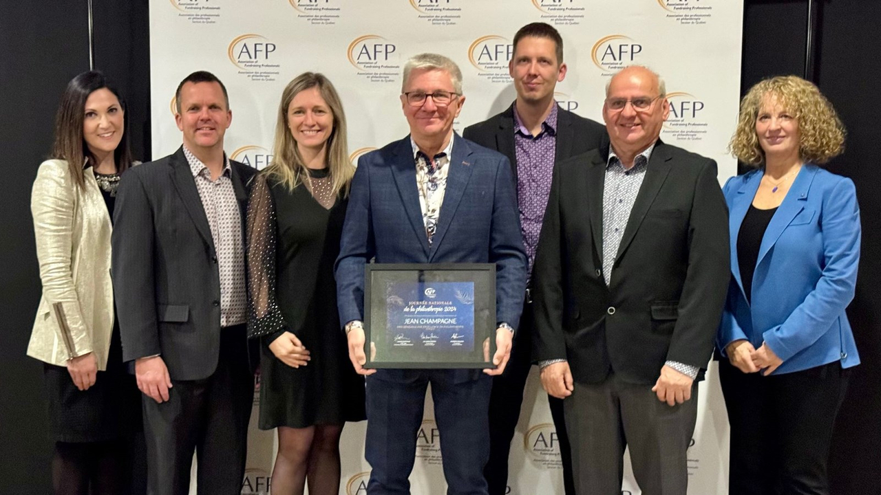 Au centre, Jean Champagne, qui a reçu le Prix Bénévole par excellence en philanthropie entouré d'Alexis Gaiptman, présidente de l’AFP division Québec, François Langevin, représentant de la Fondation des Sports et Loisirs de Beauceville, Marie Champagne, présidente de la Corporation du quartier de la débâcle de Beauceville, Éric Poulin, directeur du Club Parentaide Beauce-Centre, Benoit Giraudeau, représentant l'organisme Cultiver pour partager, ainsi que Lili-Anna Pereša, présidente-directrice générale sortante de la Fondation McConnell.