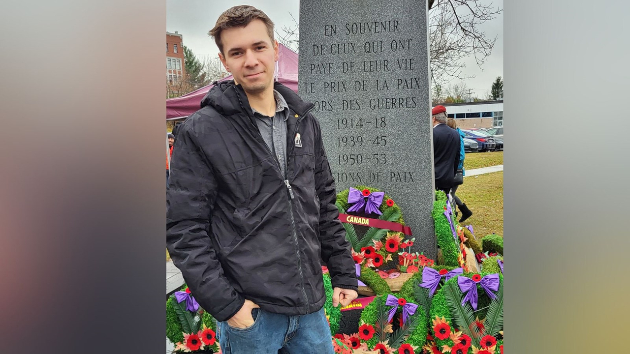 Zachary a déposé une couronne en hommage aux anciens combattants.