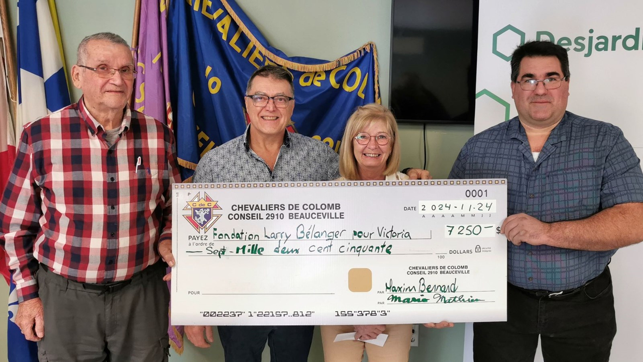 Les grands-parents de Victoria, Nancy Grondin et Paul Boucher, ont organisé le déjeuner-bénéfice avec la collaboration des Chevaliers de Colomb de Beauceville, dont ont aperçoit deux dirigeants, Mario Mathieu et Maxim Bernard.