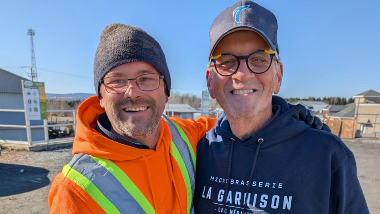 À gauche, Stéphane Lessard, préposé au site de dépôt, en compagnie de Jean-François Routhier, un des 6 200 visiteurs qui ont utilisé le site au cours de l'année 2024.