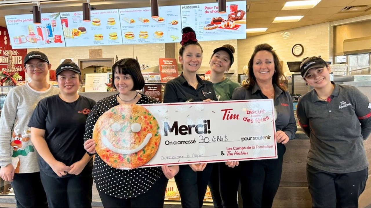 C'est Dyane Plante, coordonnatrice de l’organisme «Ouvre ton cœur à l’espoir», qui a reçu le chèque en compagnie de Vicky Poulin, propriétaire des Tim Hortons, et des membres de son équipe.