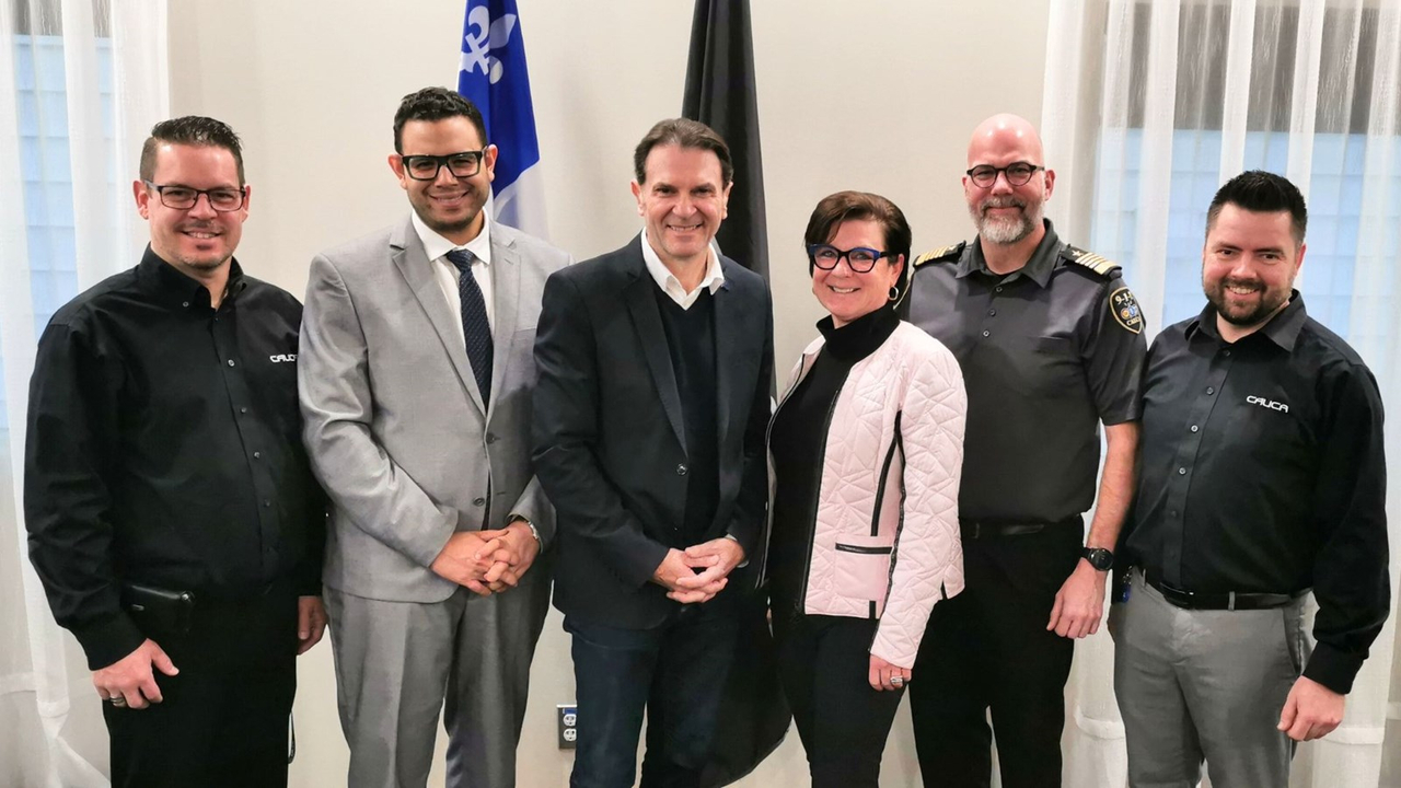 Le ministre Bonnardel et le député Poulin ont visité les installations du CAUCA en compagnie du directeur général, Alex Bernier, de la présidente du conseil d'administration, Manon Veilleux, du directeur des opérations, Dominic Desrosiers-Fortin, et du directeur des technologies, Francis Tanguay.