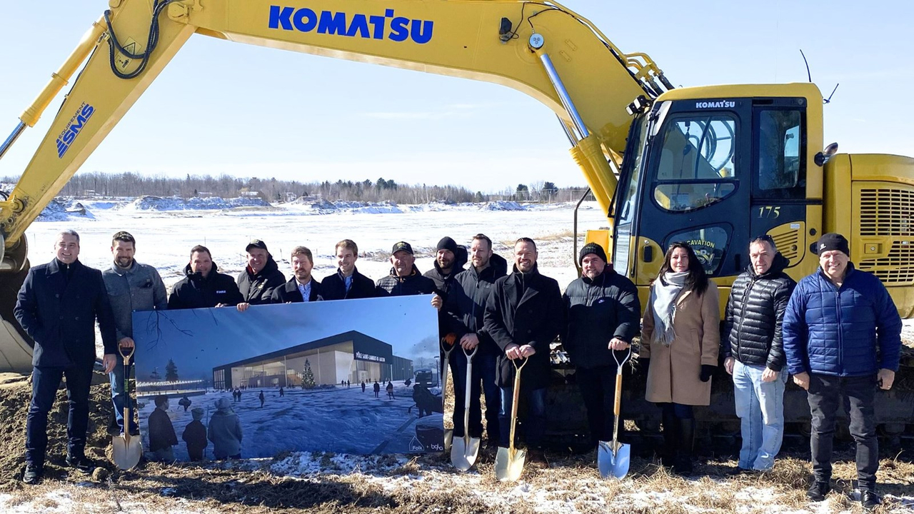 De gauche à droite, Louis Simard, directeur général du Pôle, Marc-André et Jean-François Dumas, représentants de Finar Bâtiments d’Acier, Frédéric et André Roy, d'Excavation A.D. Roy, Jean-Benoît Croteau et Raphaël Robichaud, de la compagnie Ducro Robichaud Inc., Maxime et Martin Buteau, du consortium Marmax, et les élus de la Municipalité de Saint-Lambert-de-Lauzon, en commençant par le maire, Olivier Dumais, en compagnie des conseillers Dave Bolduc, Annick Campeau, Germain Couture et Renaud Labonté.
