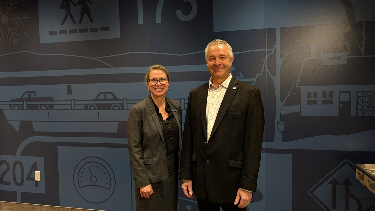 Nancy Lepage, directrice des services régionalisés de la Capitale Nationale-Chaudière-Appalaches ainsi qu'Etienne Gilbert, chef du centre de services de Saint-Georges et de Saint-Joseph-de-Beauce