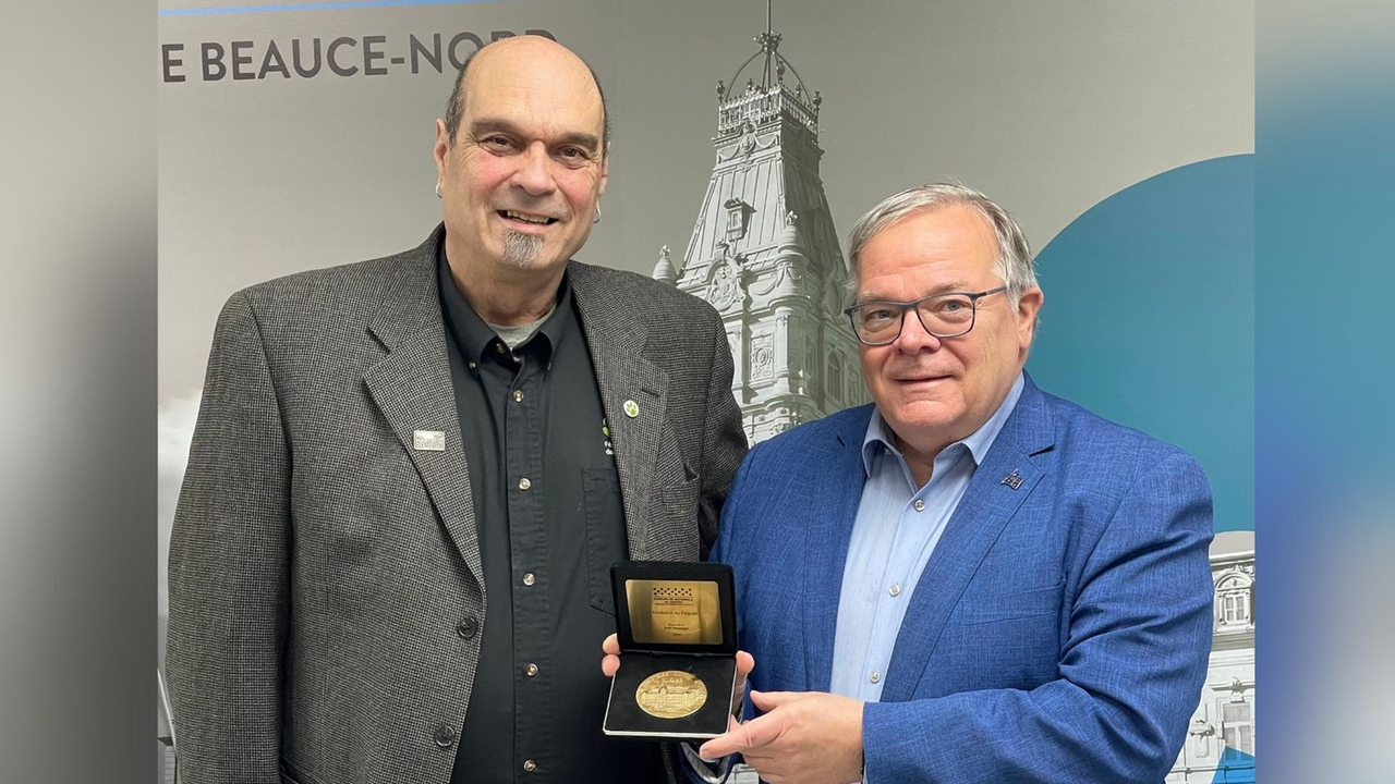 À droite, le député de Beauce-Nord, Luc Provençal, a remis la médaille au Mariverain Bob Bélanger.