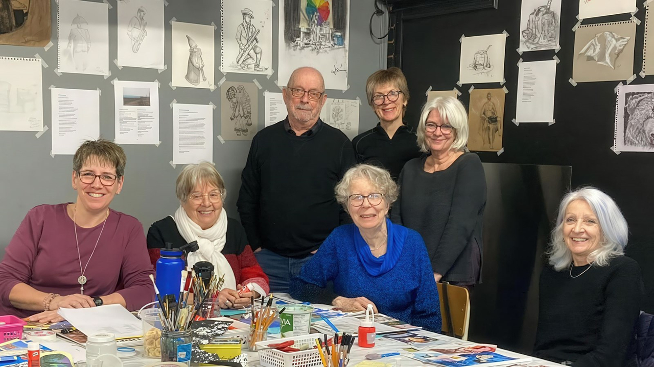 Le groupe d'auteurs: assises, Anne Roy, Micheline Roy, Patsy Gagnon, Julie Morin; debout, Denis Poudret, Johanne Talbot et Johanne Maheux. Absents de la photo: Marie-Christine Boulanger, Rock Lessard, Caty Bourdages, Stéphane Poudret, Danielle Robinson.