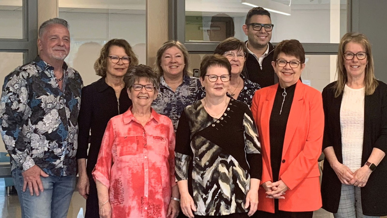 Les sept bénévoles ayant obtenu des certificats de reconnaissance pour leurs 30 ans de service pour la bibliothèque. Devant, Denise Bégin, Jeanne d’Arc Poulin, Sylvie Rosa, Danielle Poulin; derrière, le maire Alain Veilleux, Lyette Roy, Elise Landry, Lyne Bourque et le député de Beauce-Sud, Samuel Poulin.
