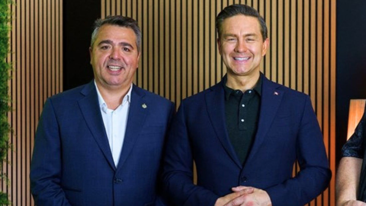 Le député de Beauce, Jason Groleau, en compagnie de son chef, Pierre Poilievre, lors du passage de ce dernier à Saint-Georges, le 23 juin.