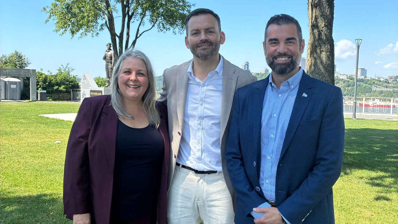 Le chef du Parti Québécois, Paul St-Pierre Plamondon, en compagnie des candidats Angèle Bouffard (Beauce-Sud) et Éric Gagnon Poulin (Beauce-Nord).