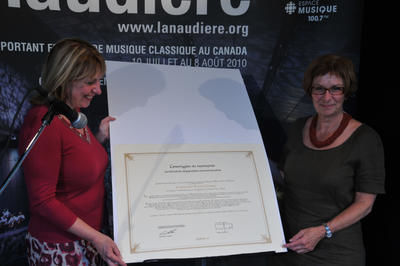 Christine St-Pierre, ministre de la Culture, des Communications et de la Condition féminine et Marie Lavigne, PDG de la Société de la Place des Arts et propriétaire de l'amphithéâtre.