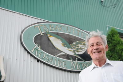 Rosaire Mondor et son affiche de tabaculteur, seul vestige de sa culture de tabac.