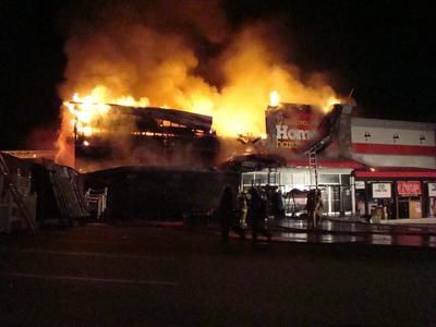Vidéo : Une quincaillerie de Rawdon brûle