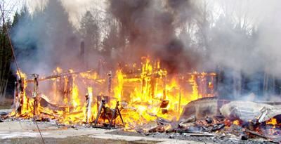 Maison détruite par les flammes à Sainte-Marie-Salomé