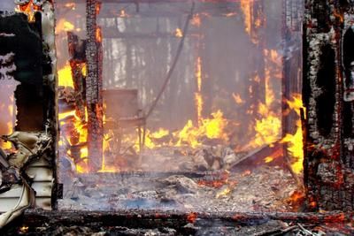 Maison détruite par les flammes à Sainte-Marie-Salomé