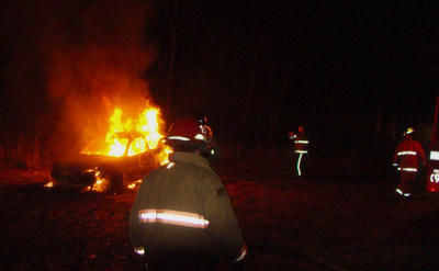 Un cadavre a été retrouvé dans une voiture en feu sur le rang Sainte-Julie, à Notre-Dame-des-Prairies, dans Lanaudière. Les pompiers ont été appelés sur place jeudi soir vers 19h45 sur rang Sainte-Julie, à Notre-Dame-des-Prairies.