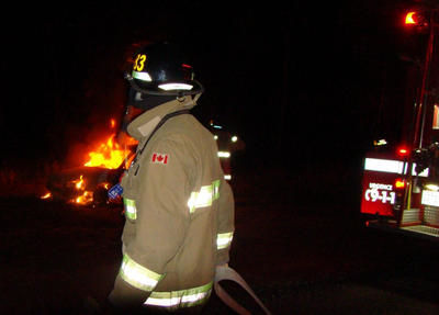 Un cadavre a été retrouvé dans une voiture en feu sur le rang Sainte-Julie, à Notre-Dame-des-Prairies, dans Lanaudière. Les pompiers ont été appelés sur place jeudi soir vers 19h45 sur rang Sainte-Julie, à Notre-Dame-des-Prairies.