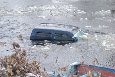 Vidéo : Un camion plonge dans la rivière Assomption