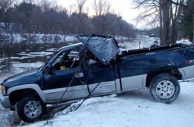 Vidéo : Un camion plonge dans la rivière Assomption