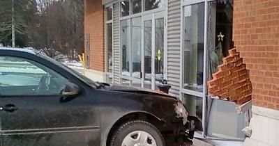 Une voiture percute le mur d'une banque à Rawdon