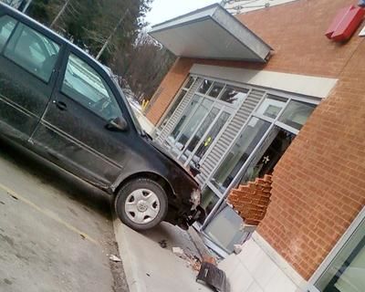 Une voiture percute le mur d'une banque à Rawdon