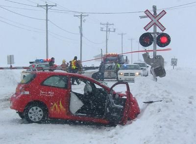 Vidéo : Une voiture de livraison percute un train