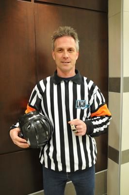 Un arbitre passionné qui aime donner des punitions