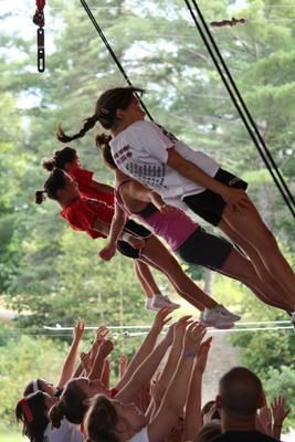 Des cheerleaders en pleine forêt