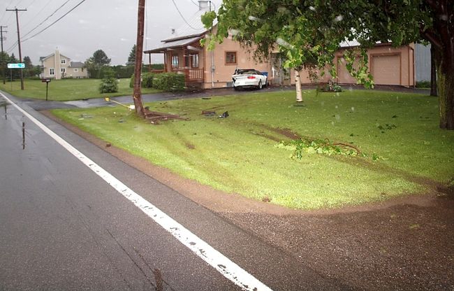 La voiture a endommagé le mur de la résidence du 242 rang St-Charles, à Saint-Thomas.