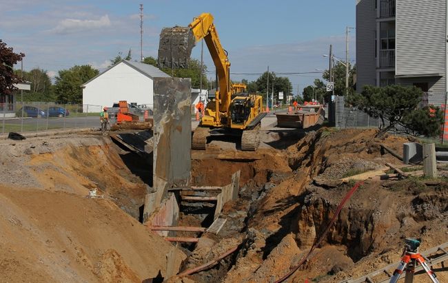 Les travaux d’infrastructures et de réaménagement du boulevard Dollard constituent un défi de taille, notamment en raison de la profondeur de la tranchée qui atteint environ 9 mètres. Afin d’accélérer la cadence, l’intersection de la rue Marguerite-Bourgeoys sera fermée à la circulation à compter du 27 août.