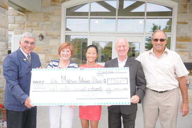 Gilbert Cadieux, directeur général de Maison Adhémar-Dion, Claudette Dion, Clément Dion et André Vézeau, entourent la petite chanteuse au grand cœur, Sarah-May Vézeau, qui a remis une somme de 7 260 $ à la Maison.
