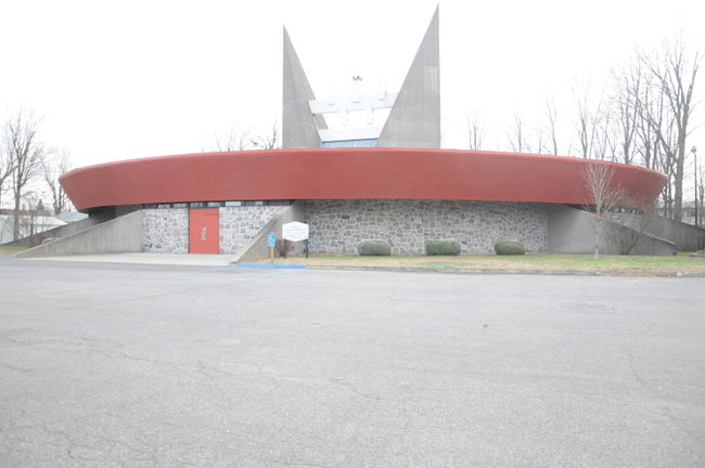 L’église de Notre-Dame-des-Prairies serait cédée à la Ville qui en ferait une salle de spectacle.