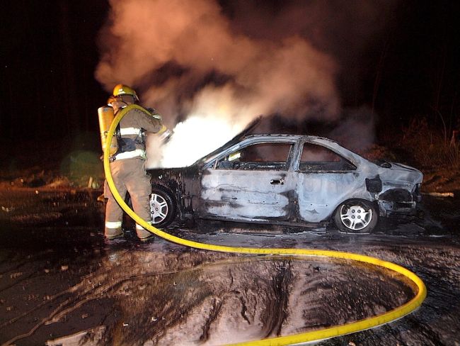 Un véhicule, rapporté volé quelques heures plus tôt, a complètement détruit par les flammes, en fin de soirée, le 7 décembre